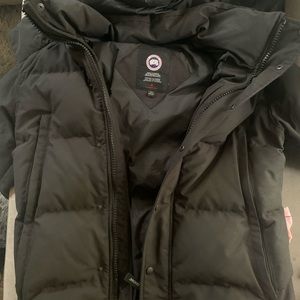 I’m selling a gently used Canada goose coat it’s just like new